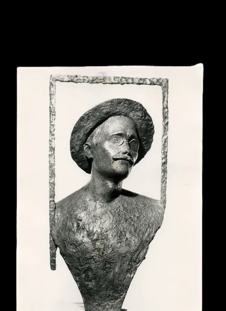Photo of bronze bust of James Joyce by Marcello Mascherini