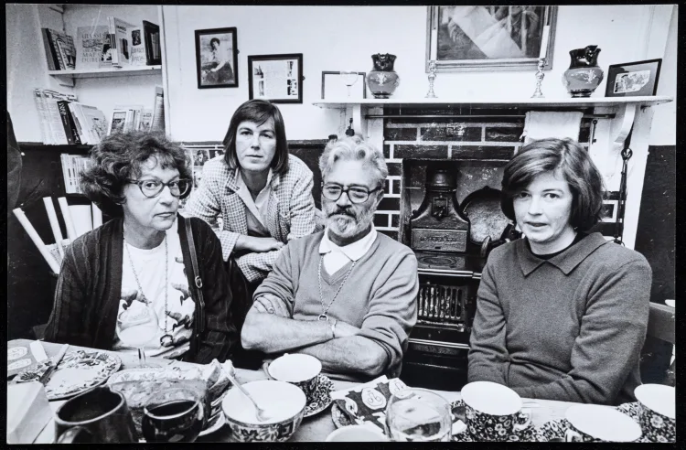 4 photos (Giorgio Joyce, John Kidd, Stephen Joyce) and 1 booklet (James Joyce's Tower)